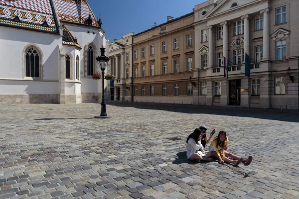 Zágráb Horvátország 2015 Július Fiatal Turista Szelfizik Zágrábban Szent Márk — Stock Fotó