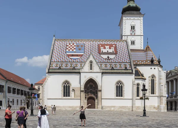 Загреб Кроатия Августа 2015 Года Турист Фотографирует Площади Святого Марка — стоковое фото