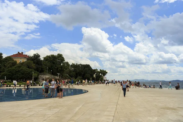 Zadar Kroatië Augustus 2015 Mensen Die Wensgroet Naar Zonnesculptuur Lopen — Stockfoto