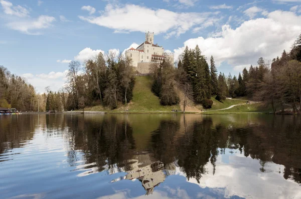 Castle Trakoscan, kuzey Hırvatistan'da yer almaktadır. Trakoscan 13. Trakoscan Kalesi 280 m yükseklikte yer almaktadır..