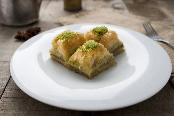 Baklava Con Pistachos Nueces Plato Blanco — Foto de Stock