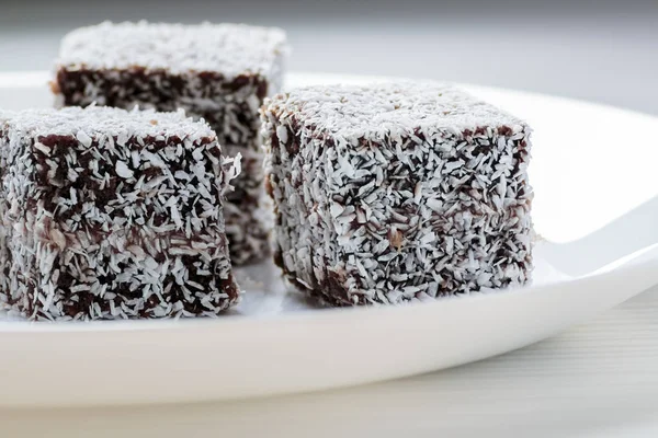 Beyaz tabakta Avustralya Lamington kek