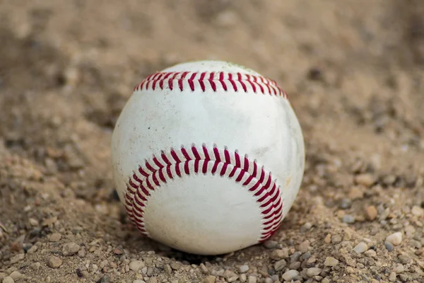 Çakıl Üzerinde Beyzbol Topu — Stok fotoğraf
