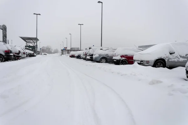 Αυτοκίνητα Στο Πάρκινγκ Καλυμμένα Χιόνι Κατά Διάρκεια Μιας Χιονοθύελλας — Φωτογραφία Αρχείου
