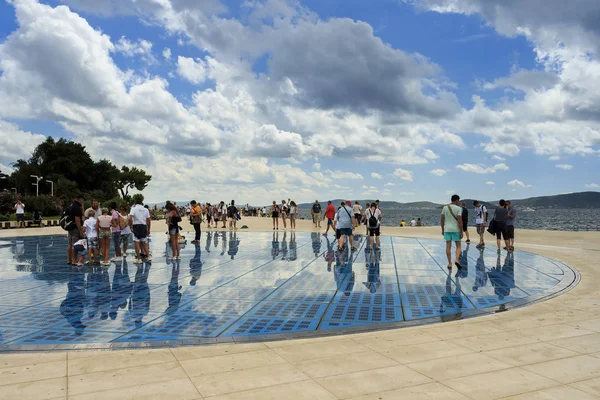 Zadar Kroatië Augustus 2015 Mensen Die Wensgroet Naar Zonnesculptuur Lopen — Stockfoto