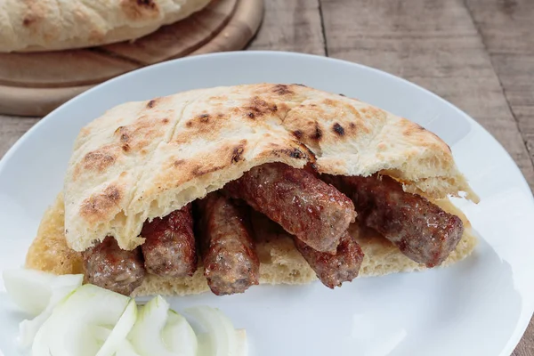 Cevapi Cevapcici Боснийское Блюдо Приготовленное Барбекю Подаваемое Лепиньским Хлебом Блюдо — стоковое фото