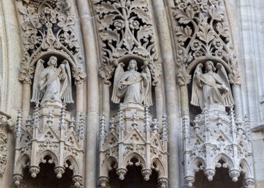 Zagreb Katedrali girişinde ağaç melekler heykelleri. St. Catherine, St. Florian ve St. ciril