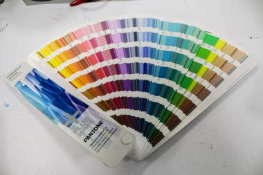 Zagreb, Hırvatistan-16 Eylül 2014: baskı evinde son Pantone artı Serisi Katalog, PANTONE belirli gölge renkleri karıştırma yoludur