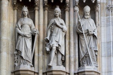 Üç heykel, Mary 'nin varsayımına adanmış Gotik katedralin portalının detayı ve Zagreb, Hırvatistan 'da Aziz Stephen ve Saint Ladislaus