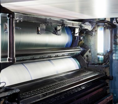 Zagreb, Hırvatistan-16 Eylül 2014: Basım evinde rotasyon Koenig Bauer makine görünümü. Kağıt üzerinde Camgöbeği rengini yazdıran baskı makinesi silindiri