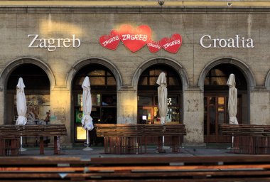 Zagreb, Hırvatistan-28 Ağustos. 2014: Zagrep Hırvatistan 'ın büyük tabelası ve 28 Ağustos 2014, Zagreb, Hırvatistan 'da Harts ve boş Dolac Market. Dolac Zagrep 'in en büyük çiftçi pazarı.