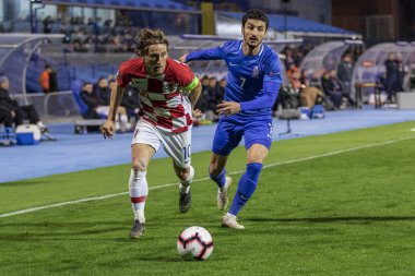 Zagreb, Hırvatistan - 21 Mart 2019: Uefa Euro 2020 Ön eleme turu. Hırvatistan Azerbaycan 'a karşı. Harekette Luka Modriç (10) ve Araz Abdullayev (7))