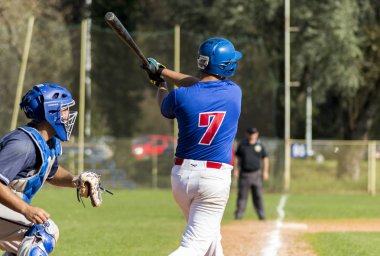 Zagreb. Hırvatistan - 12 Ekim 2014: Beyzbol kulübü Zagreb 'de mavi forma, Olimpija' da ise koyu mavi forma giydi. Tanımlanamayan beyzbol vurucusu ve yakalayıcısı