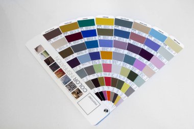 Zagreb. Hırvatistan - 20 Ekim 2014: Pantone kataloğu basım evinde. Pantone renkleri karıştırmak için referans kataloğudur 