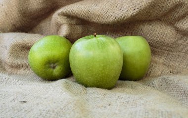 Granny Smith yeşil elma çuval arka planda