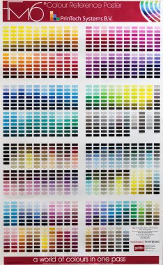 Zagreb, Hırvatistan-06 Eylül 2014: baskı evde Pantone renk referans poster, PANTONE belirli gölge renkleri karıştırma yoludur