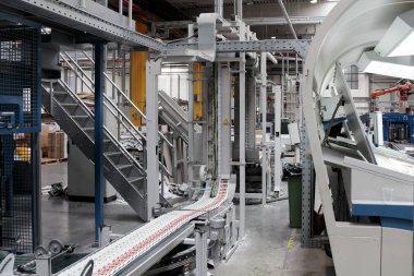 Zagreb, Hırvatistan-16 Eylül 2014: Basım evinde rotasyon Koenig Bauer makine görünümü. Konveyör bandı üzerinden geçerek yarı mamul ürün.