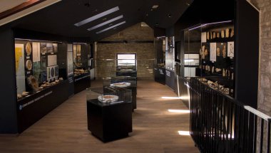 Bale, Hırvatistan - 10 Mayıs 2014: Bale dinozor müzesi ve dinozor kemikleri yerel plajda bulundu