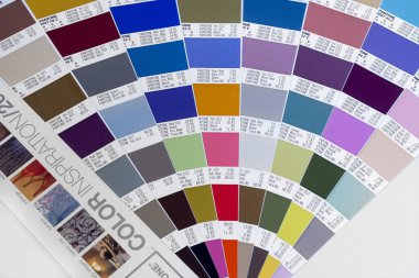 Zagreb. Hırvatistan - 20 Ekim 2014: Pantone kataloğu basım evinde. Pantone renkleri karıştırmak için referans kataloğudur 
