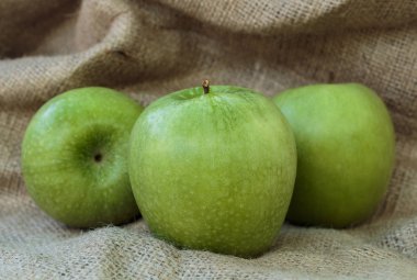 Granny Smith yeşil elma çuval arka planda