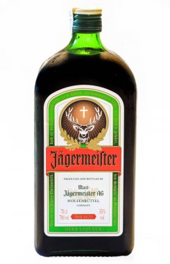 Zagreb, Hırvatistan-Ağustos 02, 2014: beyaz arka planda Jagermeister sindirim şişe. Jagermeister, 56 farklı otlar ve baharatlar ile yapılan Alman alkol içkisi.