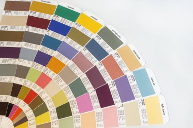 Zagreb. Hırvatistan - 20 Ekim 2014: Pantone kataloğu basım evinde. Pantone renkleri karıştırmak için referans kataloğudur 