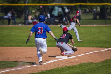 Zagreb, Hırvatistan-20 Nisan 2019: beyzbol maçı beyzbol Kulübü Zagrep ve beyzbol Kulübü Vindija. Oyun alanında beyzbol Runner