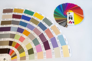 Zagreb. Hırvatistan - 20 Ekim 2014: Pantone ve Hks matbaa kataloğu. Pantone renkleri karıştırmak için referans kataloğudur 