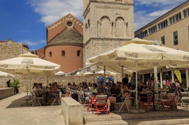 Zadar, Hırvatistan-15 Temmuz 2014: Daluzun kasabası Zadar Cafe