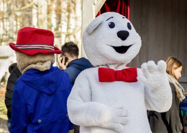Zagreb, Hırvatistan-13 Aralık 2014: Advent in Zagreb, Hırvatistan. Zagreb 'de Advent eğlenceli ziyaretçileri ayı kostüm adam