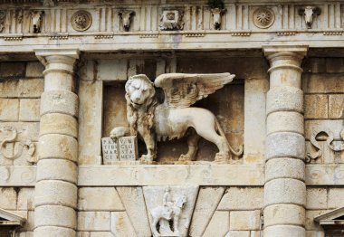 Taş Aslan Dalmaçya lı kasaba Zadar kapı bekçisi, Land Gate 1543 yılında Venedikli mimar Michele Sanmicheli tasarımlarına göre inşa, üç girişi ile kemer şeklinde.