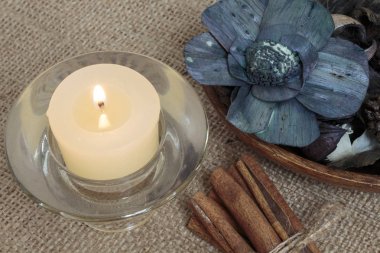 Potpuri, mum ve tarçın burlap arka plan üzerinde