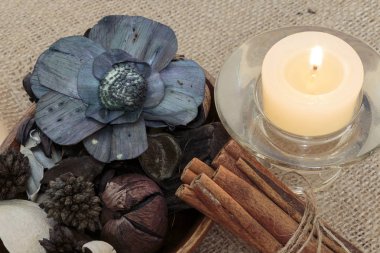 Potpuri, mum ve tarçın burlap arka plan üzerinde