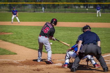 Zagreb, Hırvatistan - 20 Nisan 2019: Beyzbol maçı Zagreb ve Vindija Beyzbol Kulübü. Beyzbol sopası topa vurmak için bekliyor.