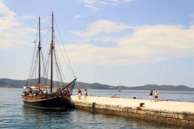 Zadar, Hırvatistan-15 Temmuz 2014: liman içinde demirlemiş ahşap turist gemisi turistler için gemiye gelmek bekliyor