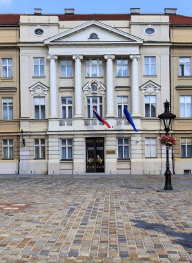 Zagreb, Hırvatistan-08 Ağustos 2014: Hırvat ve Avrupa Birliği bayrağı ile Hırvat parlamentosu, St. Zagreb 'de Mark 's Square, Hırvatistan