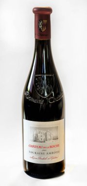 Zagreb, Hırvatistan-Ağustos 02, 2014: beyaz arka planda Fransa kırmızı asma şişe. Chateau de La Roche, Touraine Amboise  