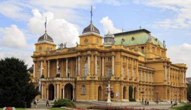 Zagreb, Hırvatistan-25 Temmuz 2014: Hırvat Ulusal Tiyatrosu 25 Temmuz 2014 Zagreb, Hırvatistan. Fellner & Helmer tarafından tasarlanan ve 1895 yılında inşa edilen bu en eski ve Merkezi Ulusal Tiyatro Kurumu.