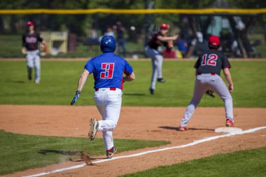 Zagreb, Hırvatistan-20 Nisan 2019: beyzbol maçı beyzbol Kulübü Zagrep ve beyzbol Kulübü Vindija. Oyun alanında beyzbol Runner