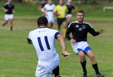 Zagreb, Hırvatistan-13 Eylül 2014: Rugby maç Rugby Club Zagreb beyaz jarse ve rugby Club Sinj siyah jarse içinde. Tanımlanamayan oyuncu çekimi top.