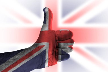 El gökyüzü bulutlar arka planda bir parmak gösteren