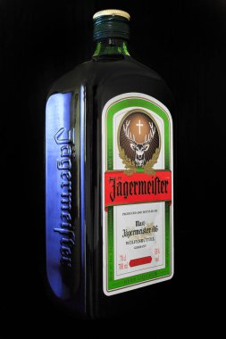 Zagreb, Hırvatistan-Ağustos 015, 2014: koyu arka planda Jagermeister sindirim şişesi. Jagermeister, 56 farklı otlar ve baharatlar ile yapılan Alman alkol içkisi.