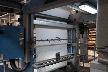 Zagreb, Hırvatistan-16 Eylül 2014: Basım evinde rotasyon Koenig Bauer makine görünümü. Baskı makinesi kağıdı tam hızda bükiyor