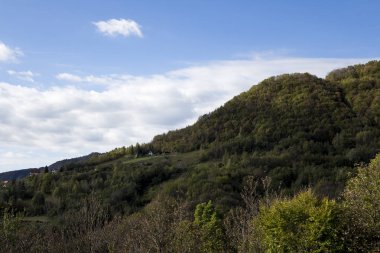 Sonbaharda renkli tepeler ve bulutlu mavi gökyüzü