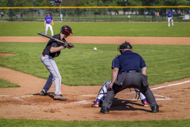 Zagreb, Hırvatistan - 20 Nisan 2019: Beyzbol maçı Zagreb ve Vindija Beyzbol Kulübü. Beyzbol sopası topa vurmak için bekliyor.
