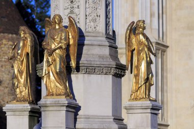 Zagreb, Hırvatistan-28 Ağustos 2014: altın melekler heykeli, Zagreb, Hırvatistan Katedrali önünde Çeşme