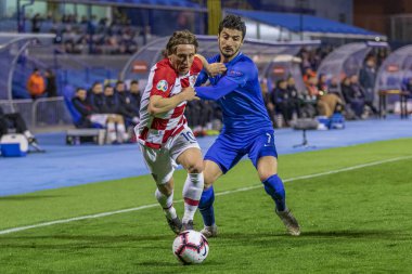 Zagreb, Hırvatistan-21 Mart 2019: UEFA Euro 2020 eleme turu. Hırvatistan vs Azerbaycan. Luka Modric (10) ve Araz Abdullayev (7) düello