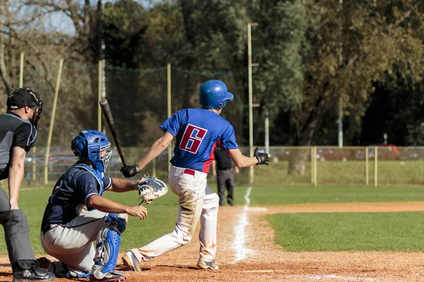 ザグレブクロアチア 2014年10月12日 ブルージャージのベースボールクラブザグレブとダークブルーのジャージの野球クラブオリンピヤ 野球バットを落とす未確認野球打者 — ストック写真