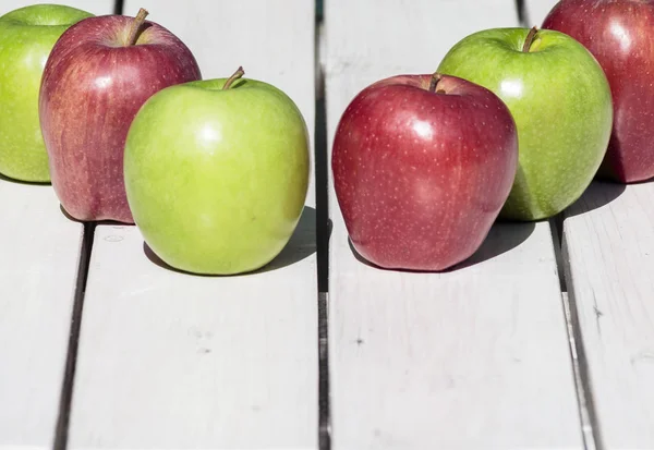 Manzana Verde Roja Fondo Pizarra Blanca — Foto de Stock