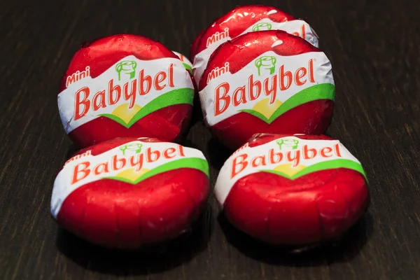 Zagrzeb Chorwacja Sierpnia 2014 Mini Ser Babybel Ciemnym Drewnianym Stole — Zdjęcie stockowe